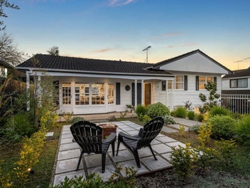 16 Pickwick Parade, Mellons Bay, Auckland