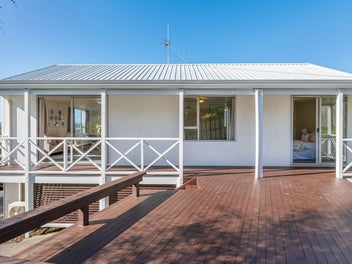 2/26 Barbados Drive, Unsworth Heights, Auckland