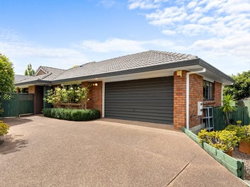 3/6 Kookaburra Place, Botany Downs, Auckland