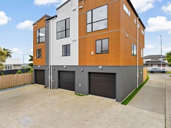 9/300 Great North Road, Henderson, Auckland