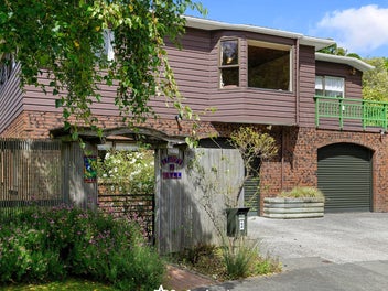 2 Lady Bell Grove, Lowry Bay, Lower Hutt