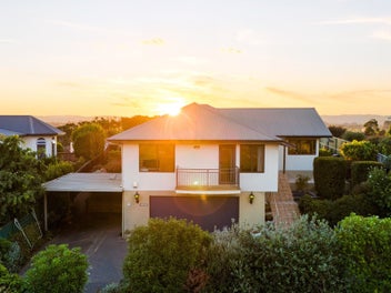 24 Highgrove Drive, Grandview Heights, Hamilton