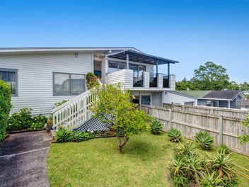 1/2 Pavola Grove, Glenfield, Auckland