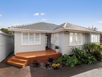 13 Cliff View Drive, Green Bay, Auckland