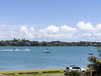 2/17 The Parade, Bucklands Beach, Auckland