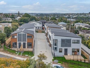 8/196 Royal Road, Massey, Auckland