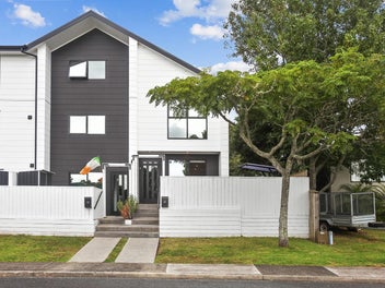 6/2 Jadewynn Drive, Massey, Auckland