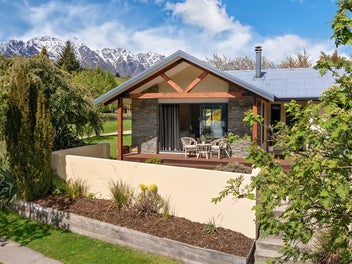 35 Oregon Drive, Kelvin Heights, Queenstown