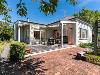 218 High Street South, Carterton