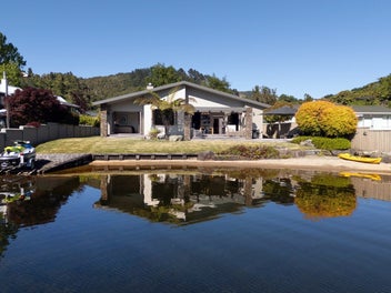 17 Steep Street, Lake Okareka, Rotorua