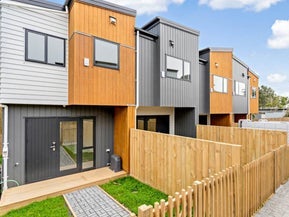 2/300 Great North Road, Henderson, Auckland