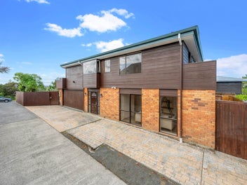 1/718 East Coast Road, Pinehill, Auckland