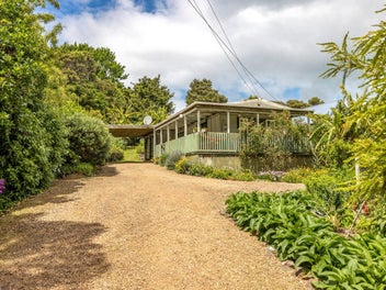 17 Crescent Road East, Ostend, Waiheke Island