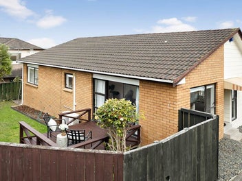 2/100 East Coast Road, Forrest Hill, Auckland