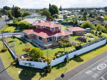 42 Forest Lake Road, Forest Lake, Hamilton