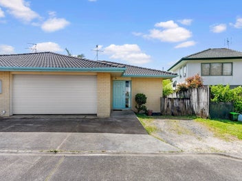 2/7 Marbeth Court, Botany Downs, Auckland