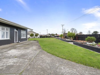 32 Flower Street, Bulls