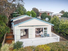 2/154 Sunset Road, Unsworth Heights, Auckland