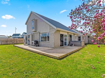 2/96 Racecourse Road, Waiuku, Auckland