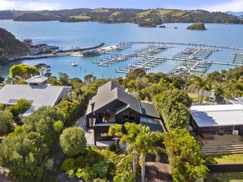 16 Kennedy Point Road, Surfdale, Waiheke Island