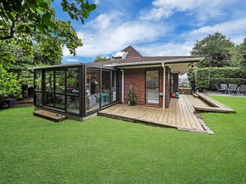 2/3 Diosma Place, Botany Downs, Auckland