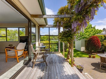 92 Brooklands Road, Brooklands, New Plymouth