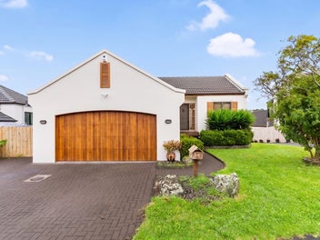 1/7 Ribbonwood Crescent, Goodwood Heights, Auckland
