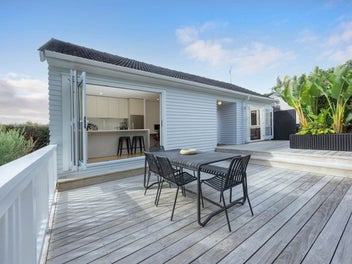 2/187 Titirangi Road, Titirangi, Auckland