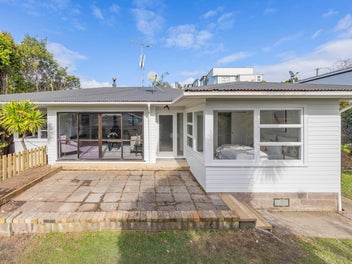 1/221 Wairau Road, Totara Vale, Auckland