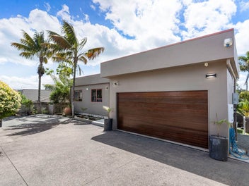 13A Cliff View Drive, Green Bay, Auckland