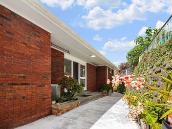 1/7 Dalmeny Close, Murrays Bay, Auckland