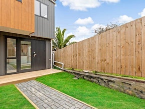 6/300 Great North Road, Henderson, Auckland