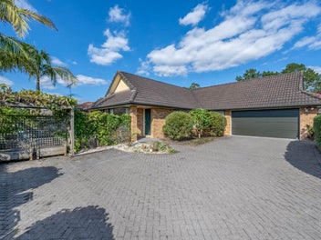 3/6 Marbeth Court, Botany Downs, Auckland
