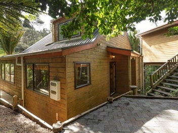 92 Laingholm Drive, Laingholm, Auckland