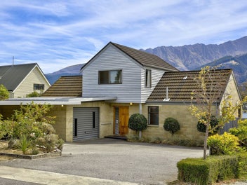 16 Oregon Drive, Kelvin Heights, Queenstown