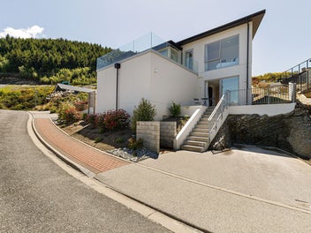 12 Florence Close, Queenstown Hill, Queenstown