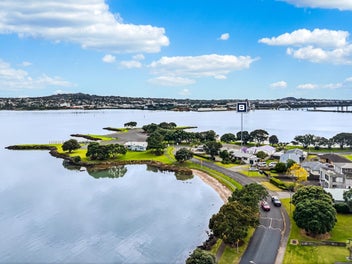 32B Kiwi Esplanade, Mangere Bridge, Auckland
