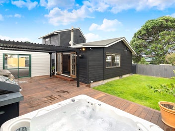 210A Queens Drive, Lyall Bay, Wellington
