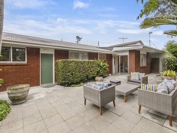 2/27A Eastern Beach Road, Eastern Beach, Auckland