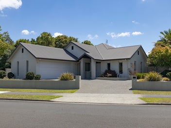 18 Saint James Drive, Huntington, Hamilton