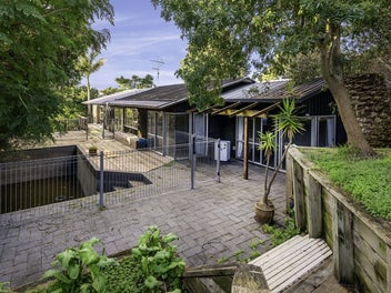 14 Charles Dickens Drive, Mellons Bay, Auckland