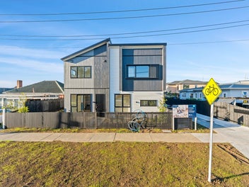 2/13 Rosebank Road, Papatoetoe, Auckland