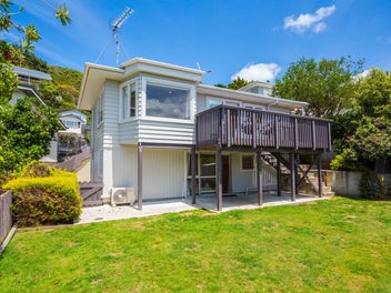 17 Southern Cross Crescent, Island Bay, Wellington