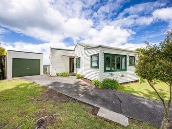 92 Knights Road, Rothesay Bay, Auckland