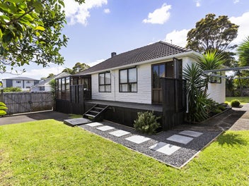 17 Waddell Avenue, Point England, Auckland