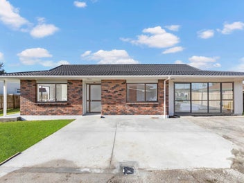 2/14 Sturges Road, Henderson, Auckland