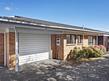 2/10 Bolton Street, Blockhouse Bay, Auckland