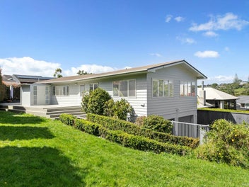 8 Asbury Crescent, Campbells Bay, Auckland