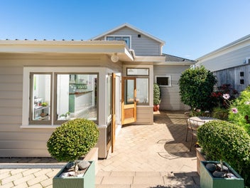 13 West Road, Northland, Wellington