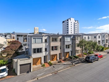 2/15 Roxburgh Street, Mount Victoria, Wellington